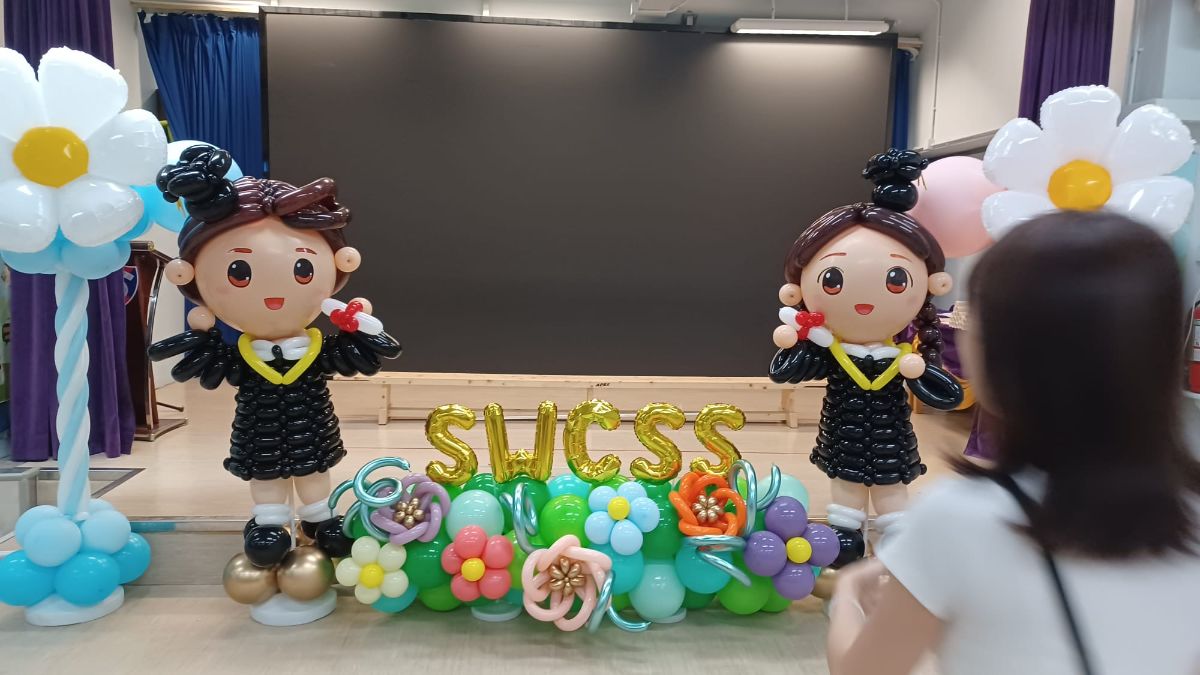 畢業主題氣球佈置，包含 Success 字樣、太陽花與畢業生氣球公仔 - Christina Lam